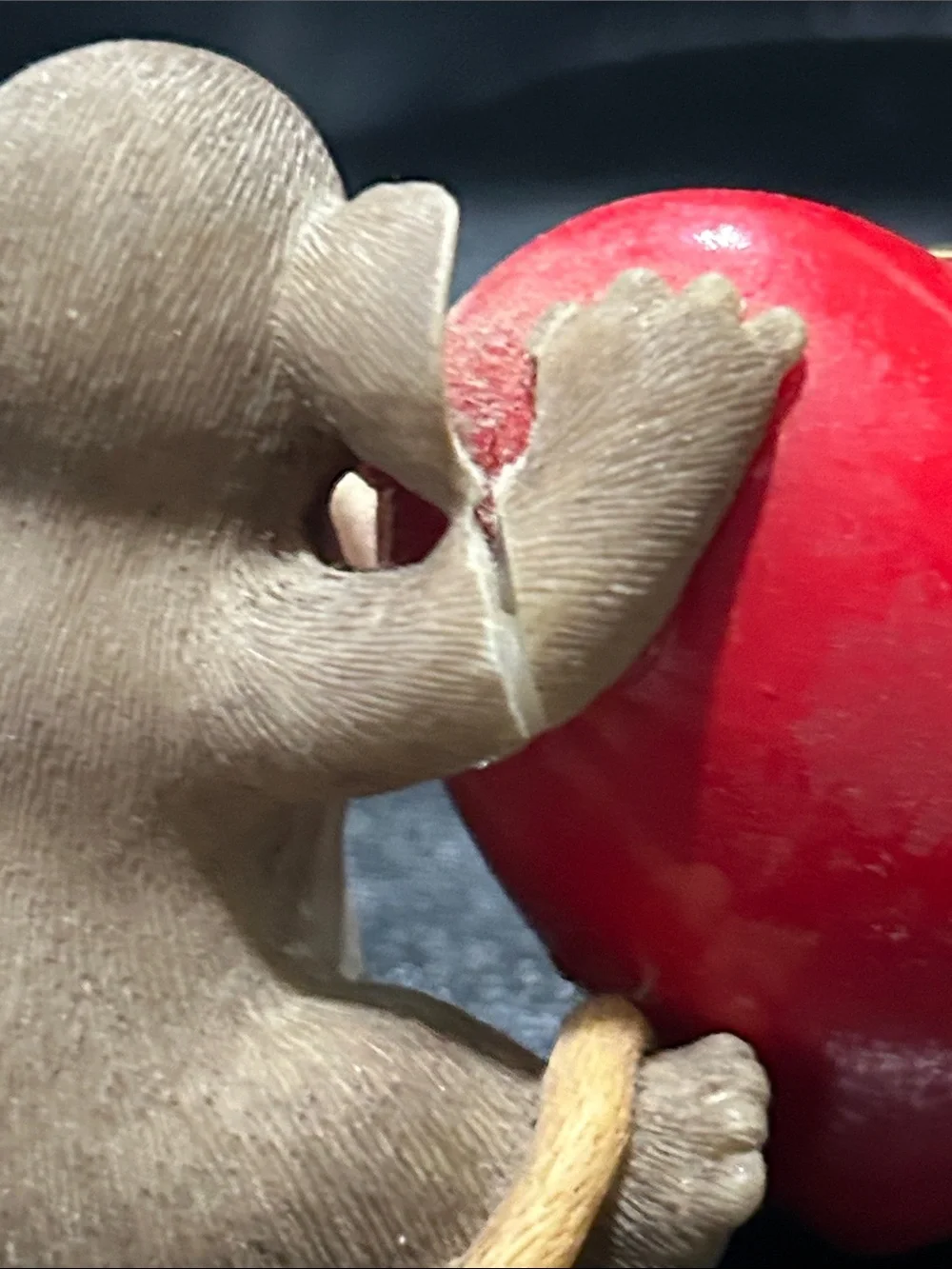 Beige Mouse Figurine Holding Red Heart Clock – Decorative Table Accent